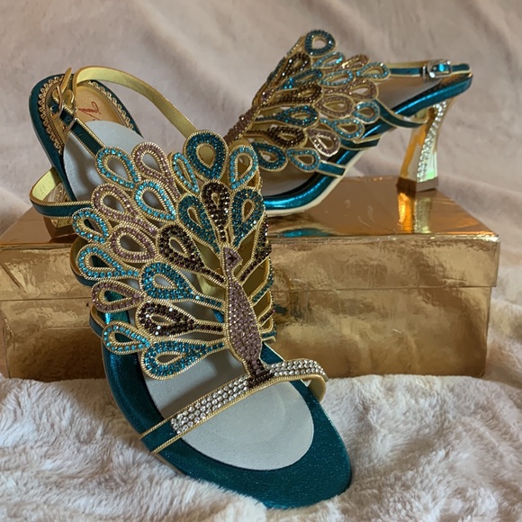 Sparkling crystal peacocks adorn these size 10, 3" heel sandals. 🦚 - Picture 2 of 4
